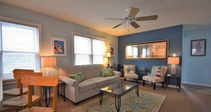 2BR-huoneisto keskustan sydämessä - Kävele rannalle ja ostoksille