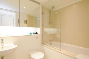 Deluxe Apartment (2 Bedrooms) | Bathroom