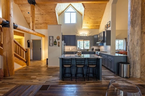 Secluded, Spacious, Close to Town, Large Lot, Great Family Home, Hot Tub