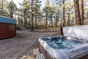 Outdoor spa tub - Secluded, Spacious, Close to Town, Large Lot, Great Family Home, Hot Tub (Pagosa Springs)