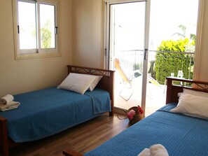 3 عدّة غرف نوم وخزنة داخل الغرفة وبديكورات فريدة لكل غرفة