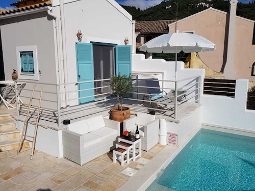 Pepe's Villa in Loustri on NE coast with private pool, WiFi, AirCon. Sleeps 4.