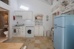 Kylskåp, mikrovågsugn, ugn och spishäll