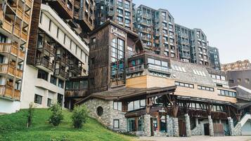 Vista frontal de la propiedad