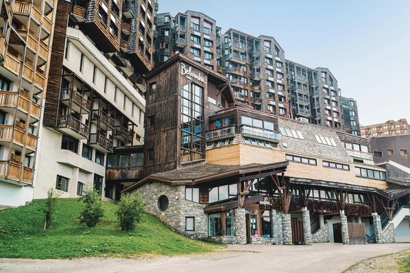 Vista frontal de la propiedad