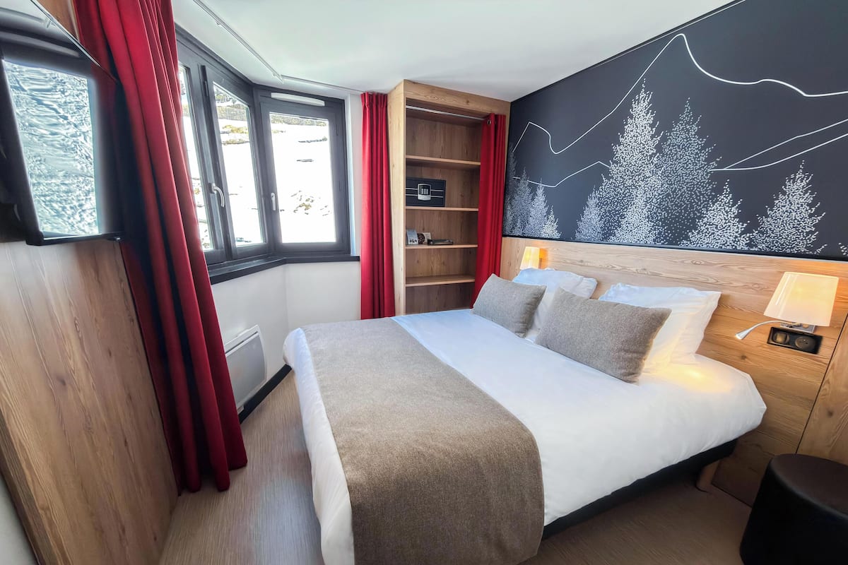 WiFi (free), bed sheets