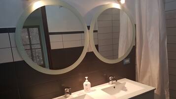 Dusche, Haartrockner, Bidet