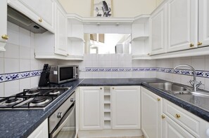 Microwave, dishwasher, coffee/tea maker, cookware/dishes/utensils - Top Floor, Rosary Gardens Two Beds (London)