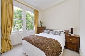 2 bedrooms, iron/ironing board, WiFi, bed sheets - Top Floor, Rosary Gardens Two Beds (London)