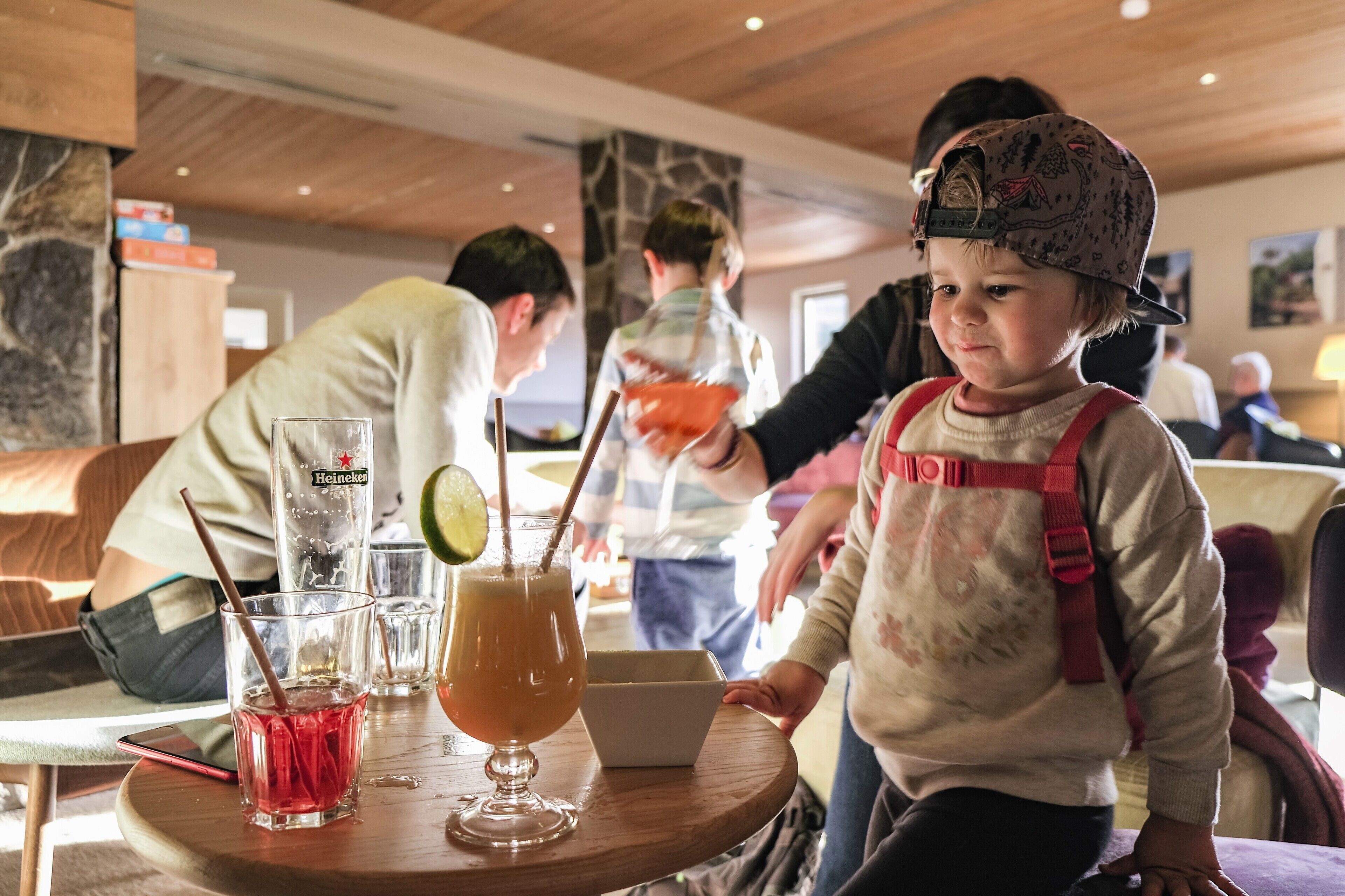 Un enfant est assis à une table dans un restaurant.