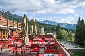 3 restaurants, breakfast served