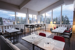 3 restaurants; breakfast, lunch, and dinner served