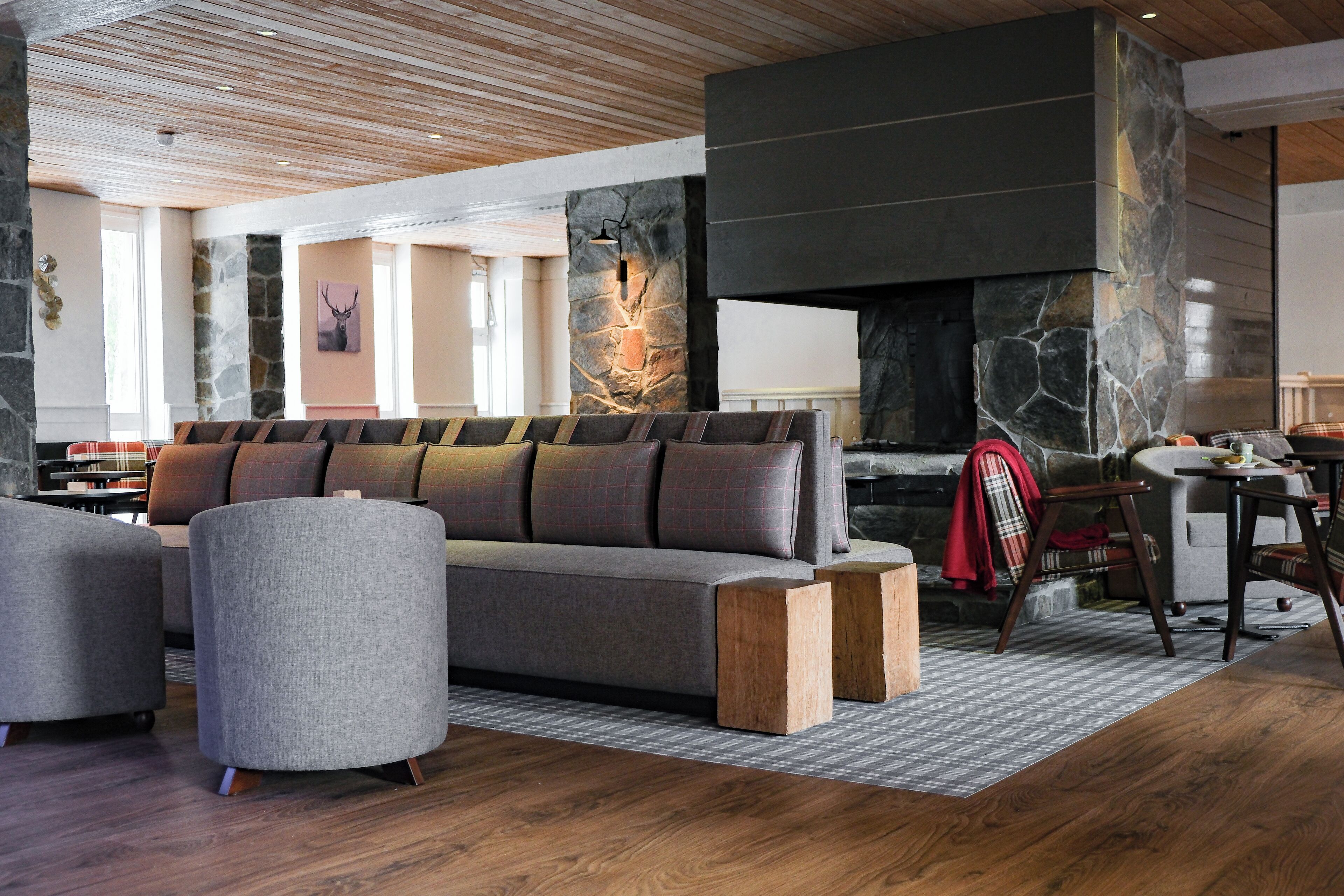 Un salon moderne avec une cheminée en pierre, un canapé et une table basse.
