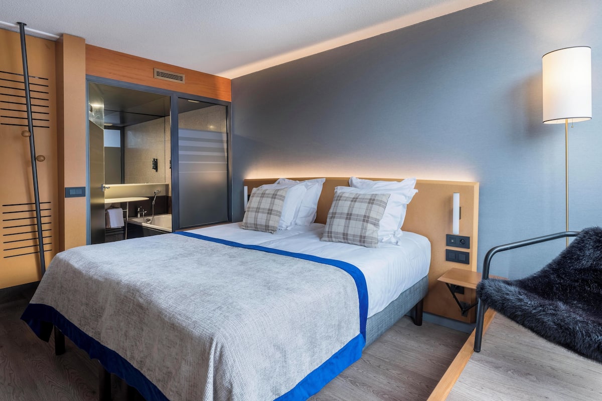 Free WiFi, individually decorated, individually furnished, bed sheets