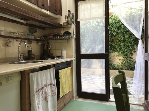 Charming Hilltop Country House w/ large garden,and great views