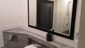 Dusche, Haartrockner, Handtücher, Toilettenpapier