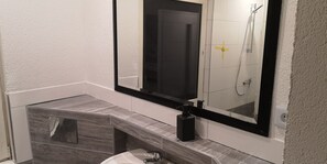 Dusche, Haartrockner, Handtücher, Toilettenpapier