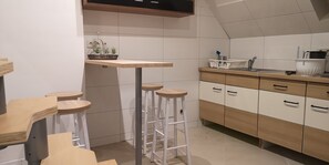 Kühlschrank, Ofen, Herdplatte, Wasserkocher mit Kaffee-/Teezubehör