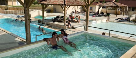 Una piscina techada, una piscina al aire libre de temporada