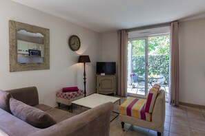 Premium Room, 2 Bedrooms, Terrace | Living area | Flat-screen TV, DVD player - Belambra Clubs Résidence Rocamadour - Les Portes De Dordogne (Alvignac)