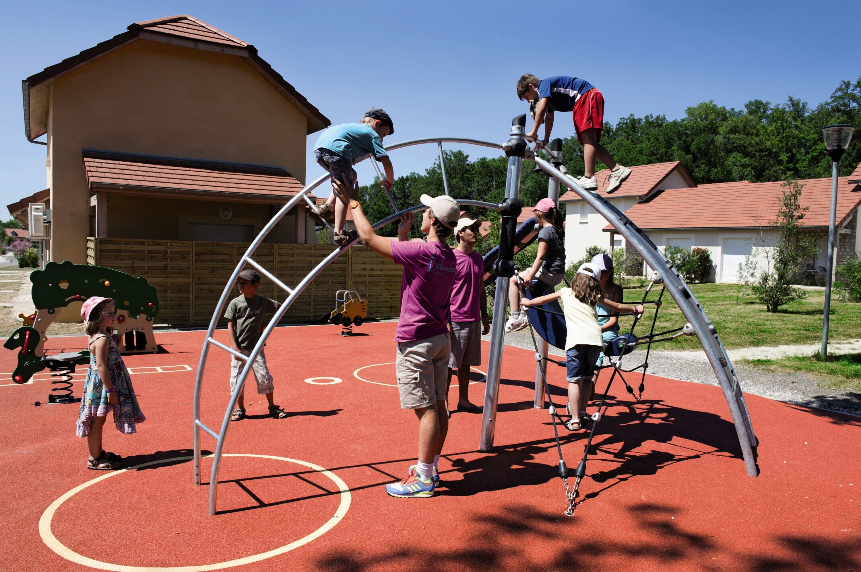 Un'area giochi con una struttura per arrampicata e un campo da basket.
