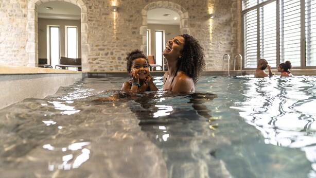An indoor swimming pool with stone walls and arched doorways. - Belambra Clubs Résidence Rocamadour - Les Portes De Dordogne (Alvignac)