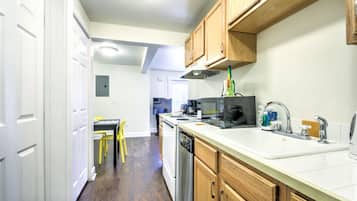 Comfort Condo, 1 Queen Bed with Sofa bed | Private kitchen | Fridge, microwave, oven, stovetop