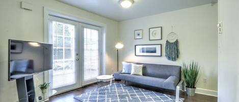 舒适公寓式客房, 1 张大床和 1 张沙发床 | 客厅 | 54-英寸智能电视 (配备数码频道)、电视