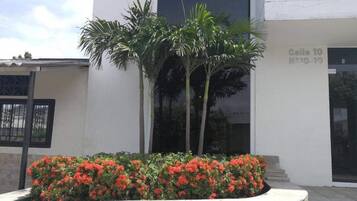 Vista frontal de la propiedad
