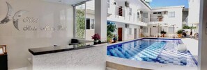 Ein Hotel-Empfangsbereich mit Pool und Außenbereich.