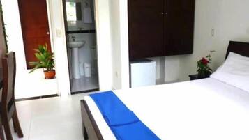 Minibar, escritorio, wifi gratis y ropa de cama