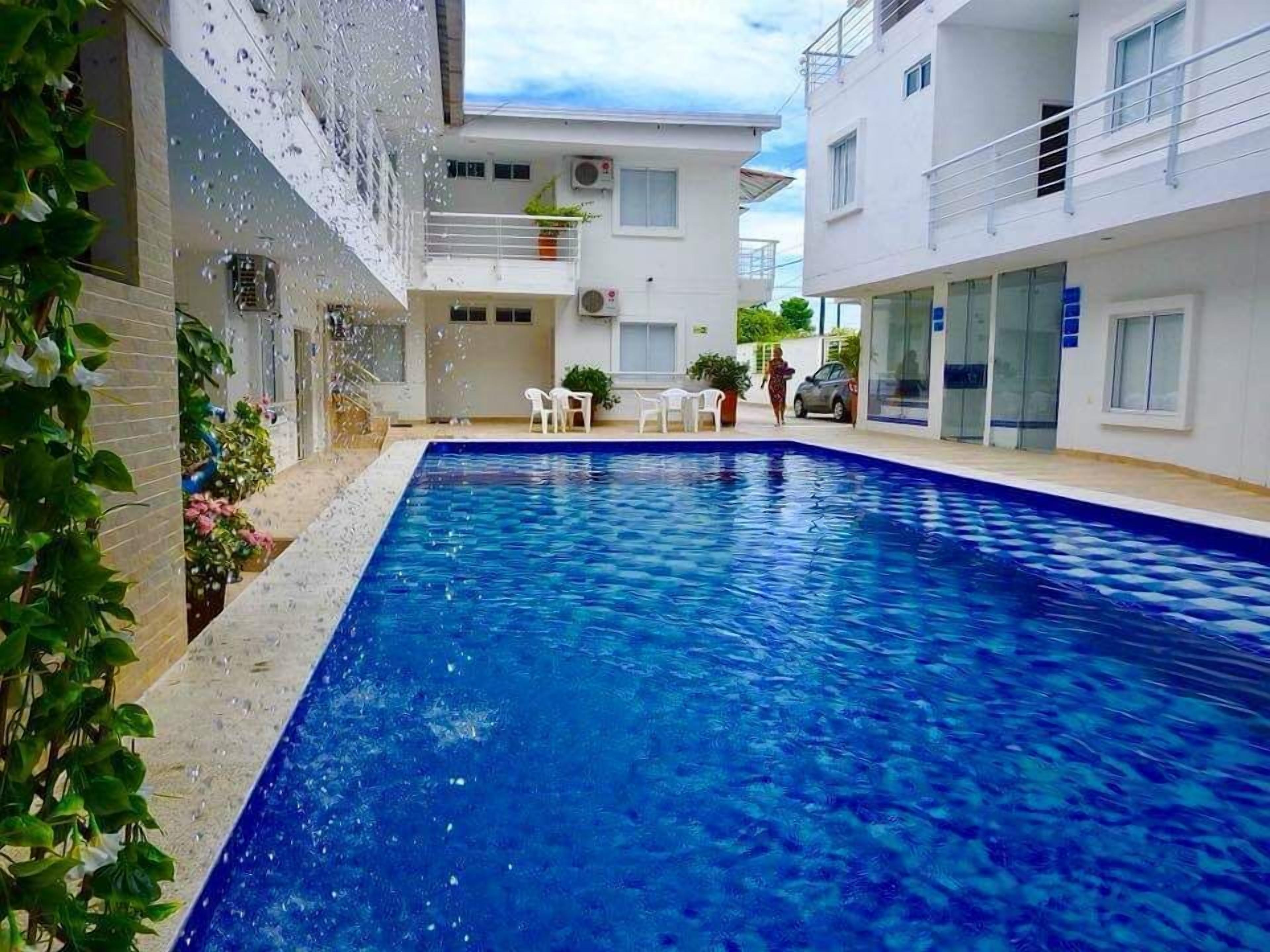 Una piscina al aire libre