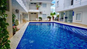 Una piscina al aire libre