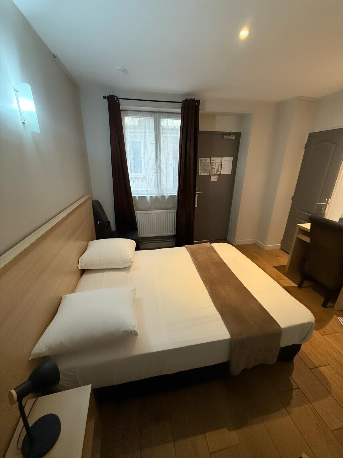 Habitación básica doble | Muebles diferentes, escritorio y espacio para trabajar con laptop 