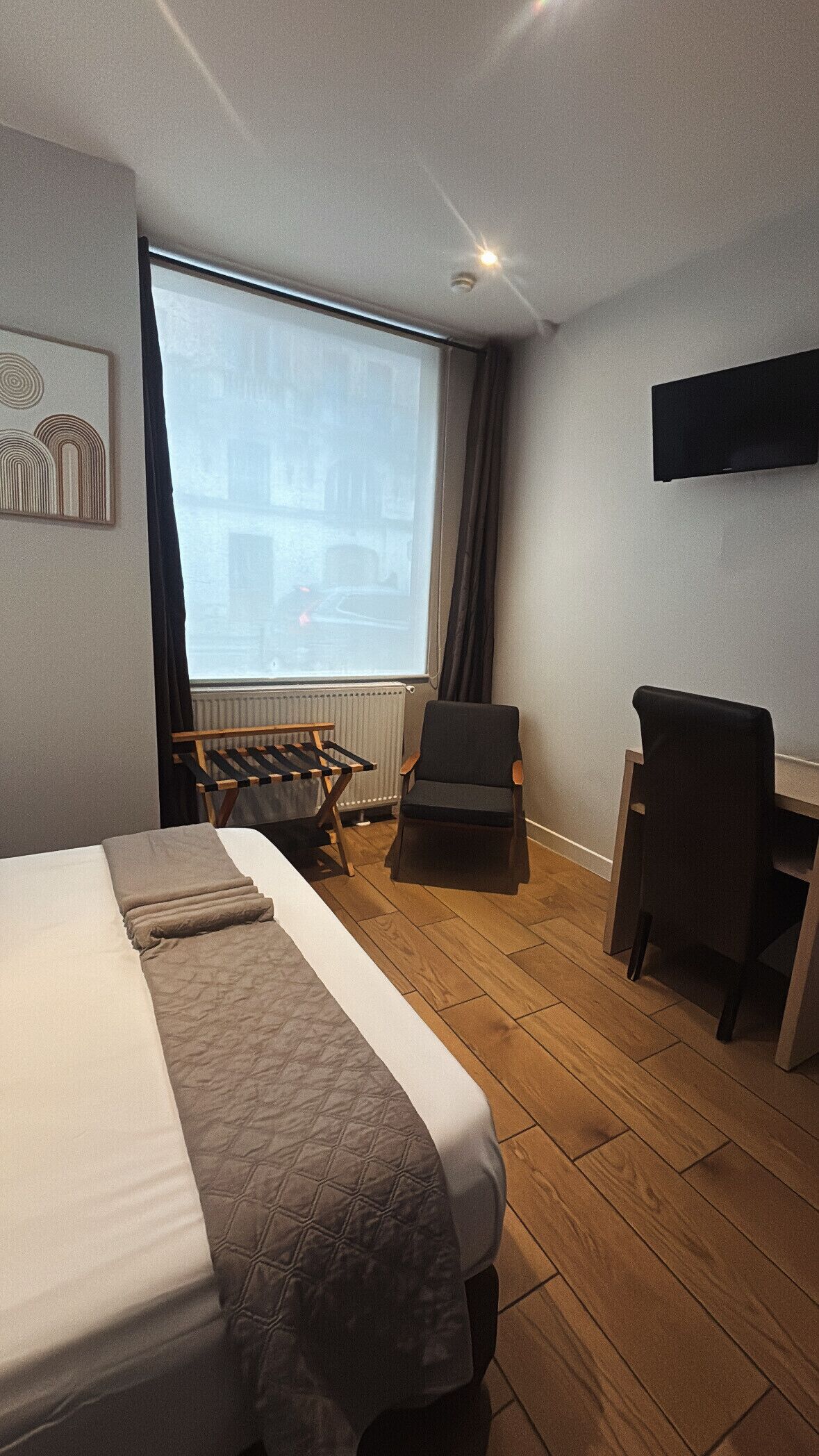 Habitación básica doble, con acceso para personas discapacitadas | Muebles diferentes, escritorio y espacio para trabajar con laptop 