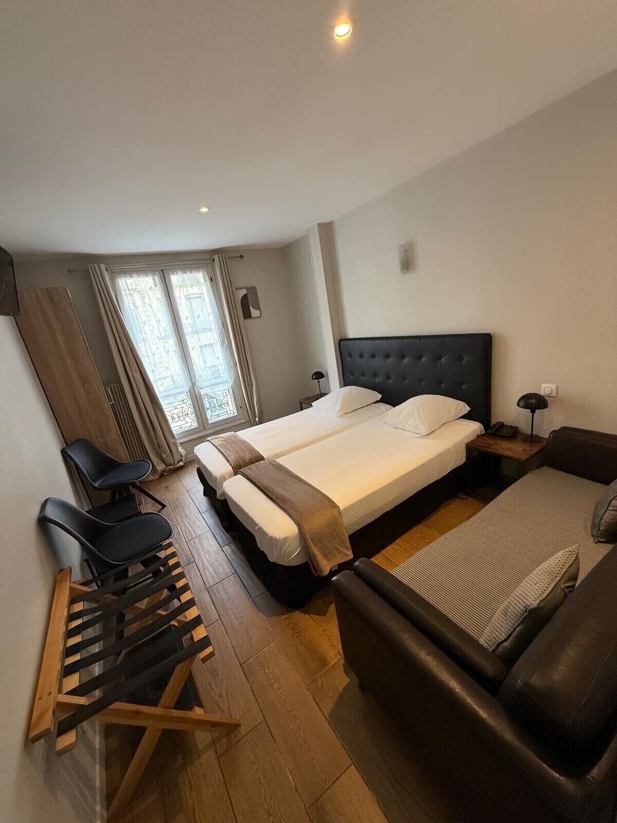 Habitación básica con 2 camas individuales | Muebles diferentes, escritorio y espacio para trabajar con laptop 