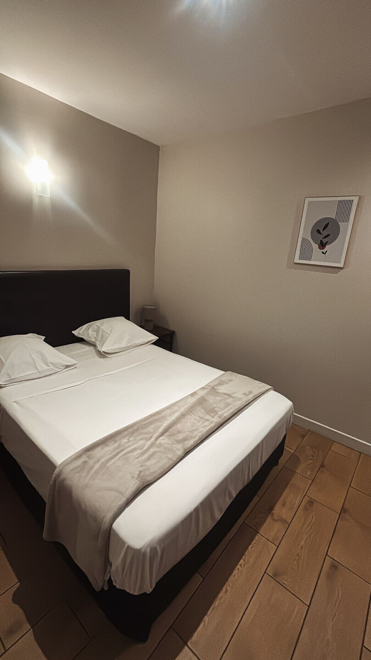 Muebles diferentes, escritorio y espacio para trabajar con laptop 