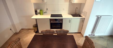 Appartement Affaires | Cuisine privée | Réfrigérateur, micro-ondes, four, plaque de cuisson