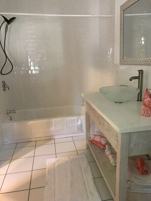 Combined shower/tub, hair dryer, towels, soap - MONKEY PAW -BLUE CARIBBEAN MEETS MT NEVIS RAIN FORST (CHARLESTOWN)