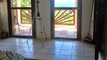 3 habitaciones, tabla de planchar con plancha, wifi y ropa de cama