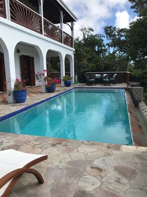 حمّام سباحة خارجي، حمّام سباحة مُدفَّأ