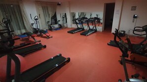 Ett gym med löpband, crosstrainers och motionscyklar.