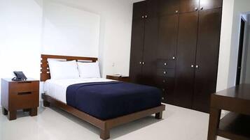 Suite empresarial, 1 cama Queen size | Decoración personalizada y muebles diferentes