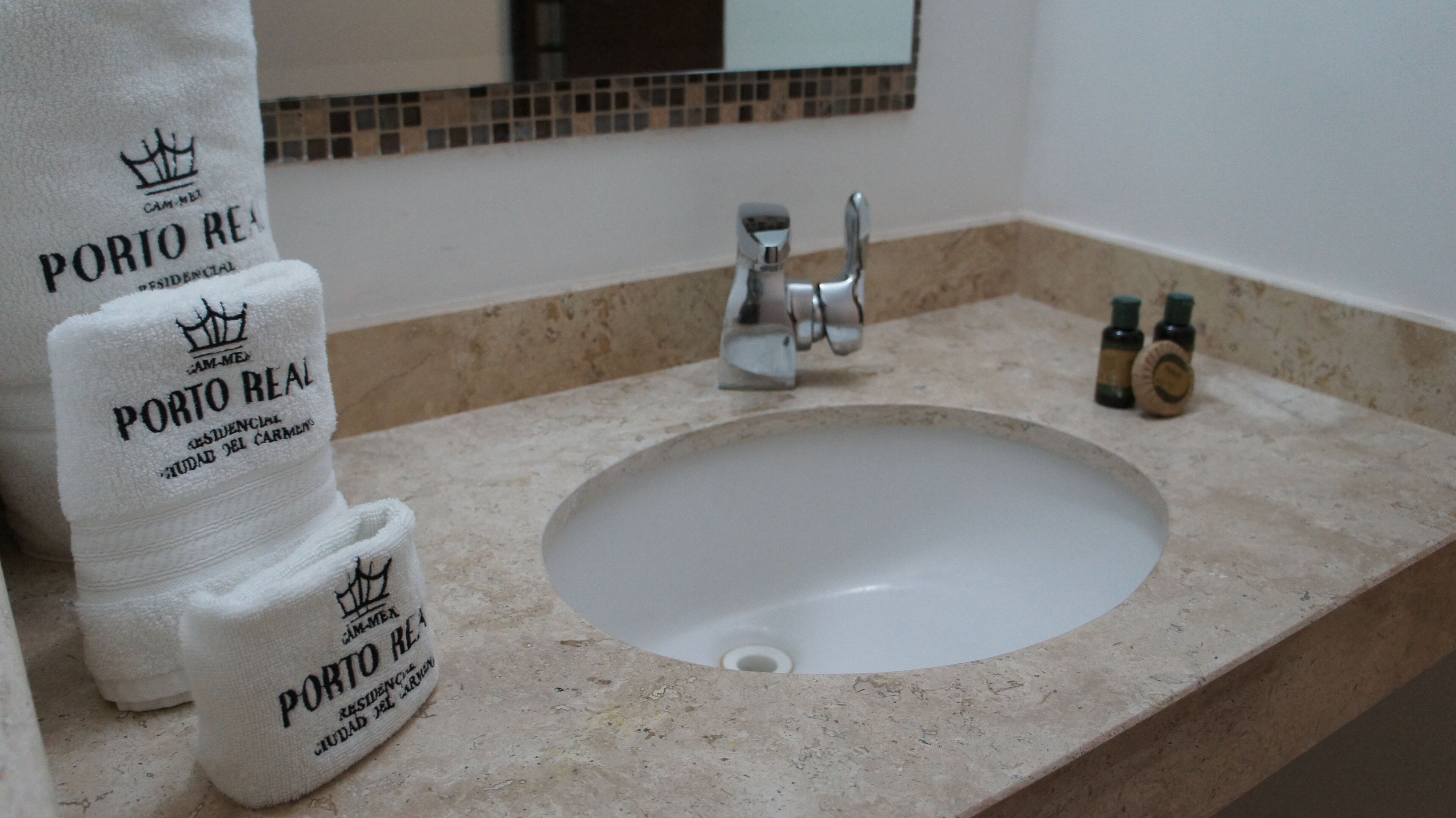 business suite, 1 queen bed | bathroom amenities | shower, towels, soap, shampoo