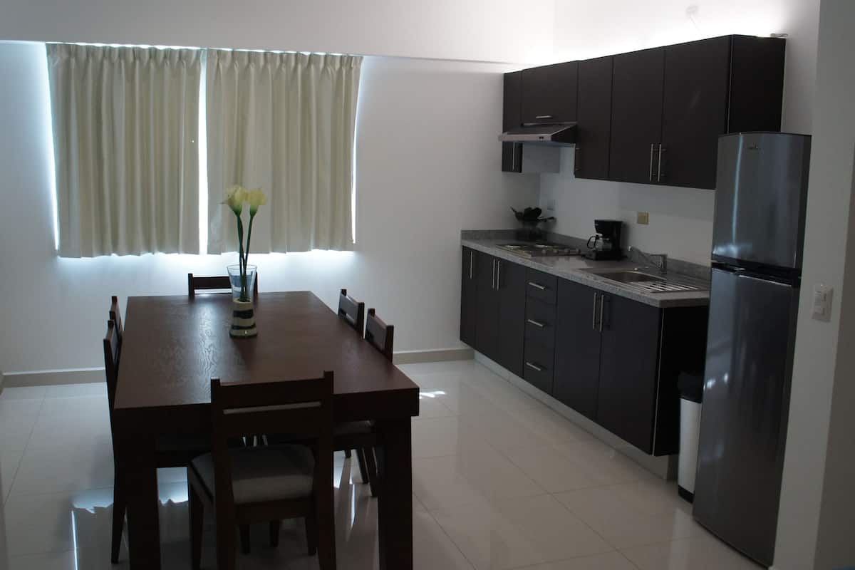 business suite, 1 queen bed | private kitchenette | full-sized fridge, dishwasher, griddle, cookware/dishes/utensils