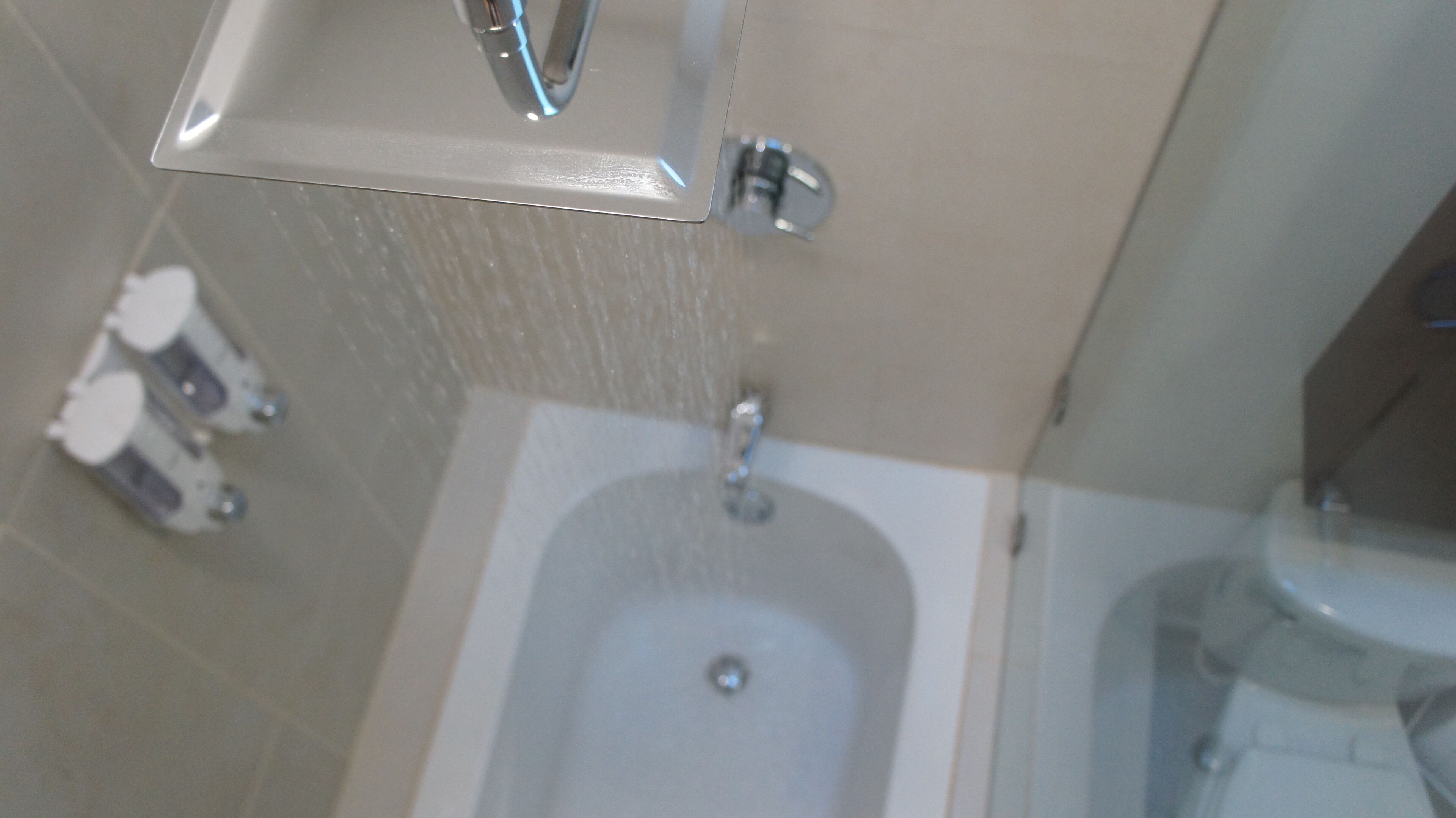 Un baño con bañera, lavabo e inodoro.