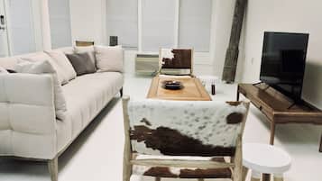 Flat-screen TV, streaming services