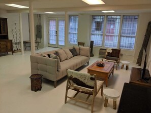 Flat-screen TV, streaming services - City Vibe Loft (Asheville)