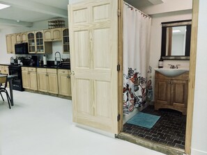 Flat-screen TV, streaming services - City Vibe Loft (Asheville)