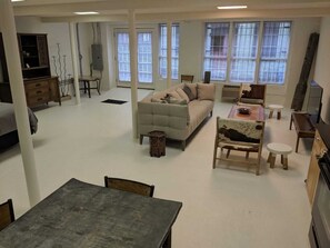 Flat-screen TV, streaming services - City Vibe Loft (Asheville)